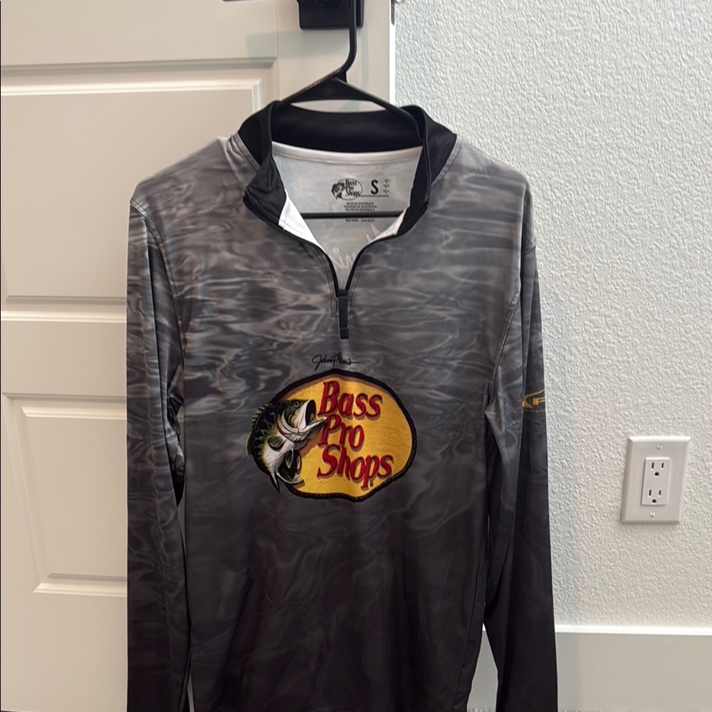 Bass Pro Shops Black and Gray Pullover